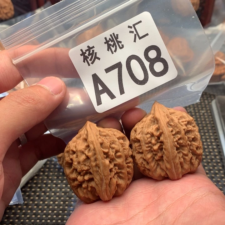 文玩核桃吊坠红锦鲤