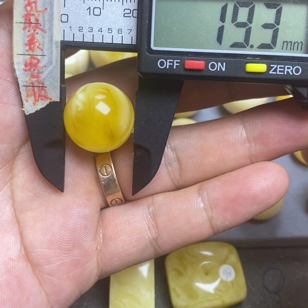 蜜蜡未镶嵌裸石19.3瑕疵圆珠默认直发