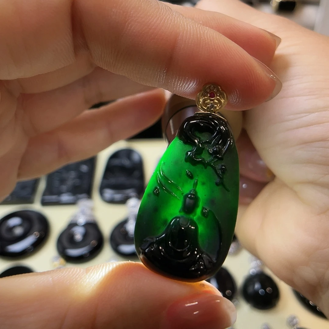 翡翠18K金镶嵌颈饰