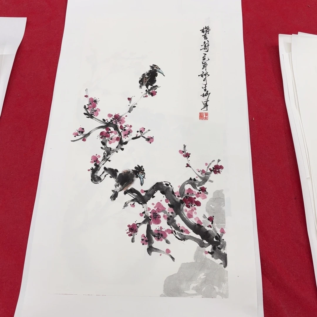 国画花鸟等图案为一体而成