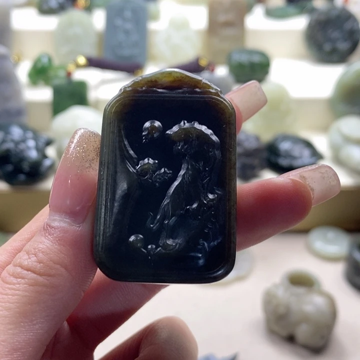 和田玉颈饰未镶嵌山*