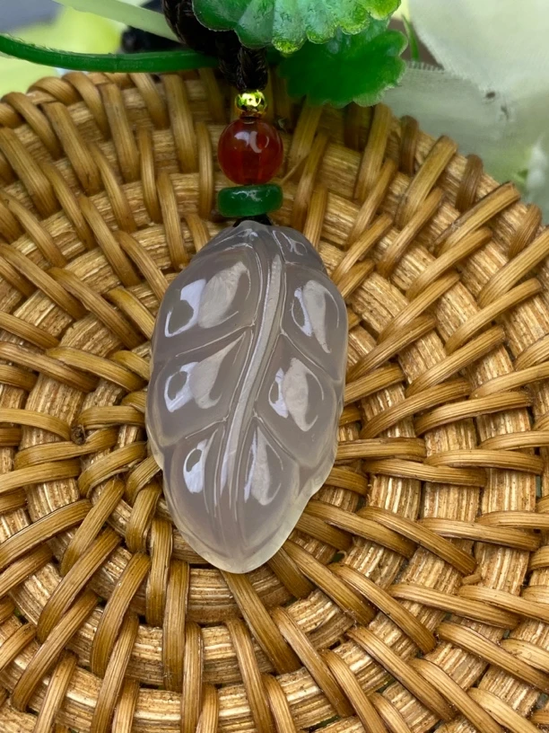 玛瑙冰叶子男女可带精品吊坠，（多样性发货其一）
