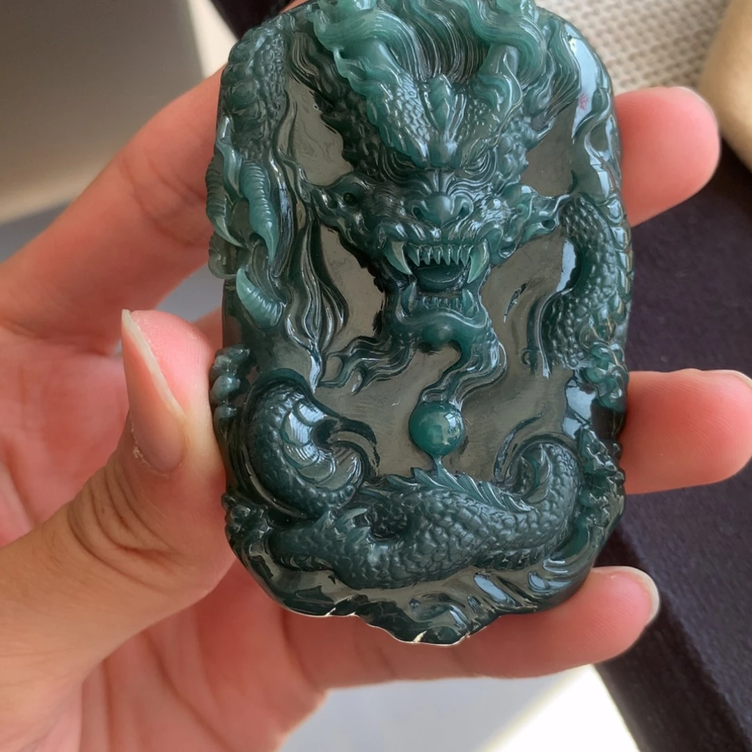 翡翠未镶嵌颈饰龙