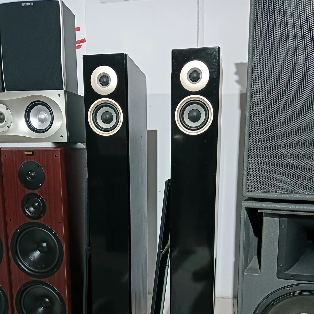 8寸落地音箱一对，二手货运费到付。