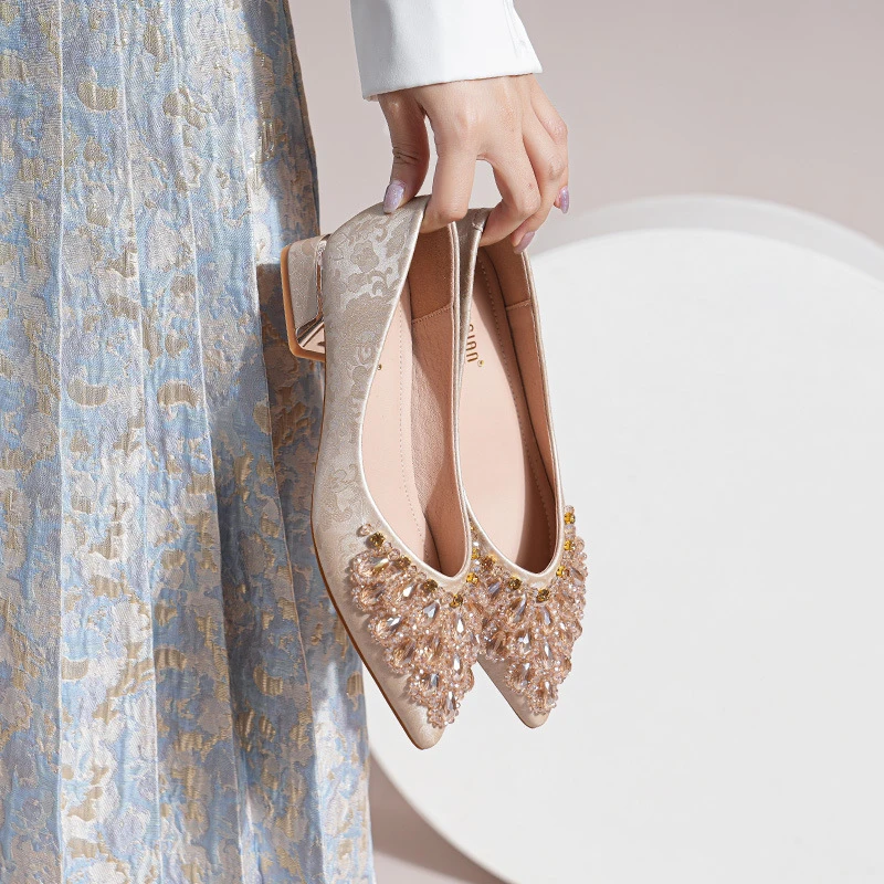 国风2024新中式尖头单鞋粗跟中跟手工串珠女鞋时尚百搭女鞋