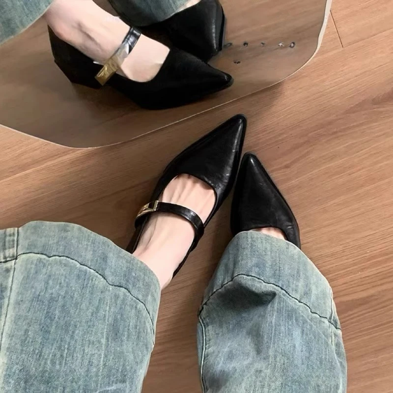 法式黑色尖头粗跟玛丽珍鞋女2025新款一字带通勤百搭浅口气质单鞋
