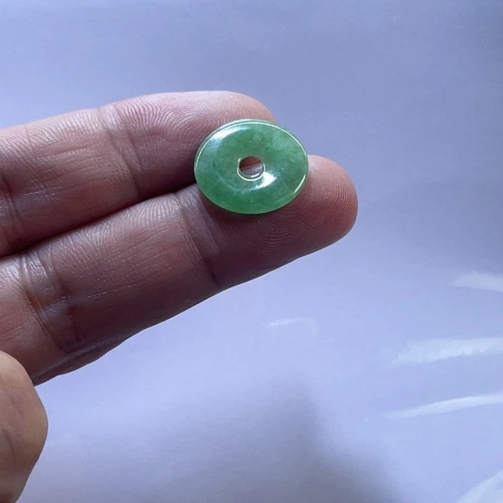 翡翠未镶嵌颈饰平安扣