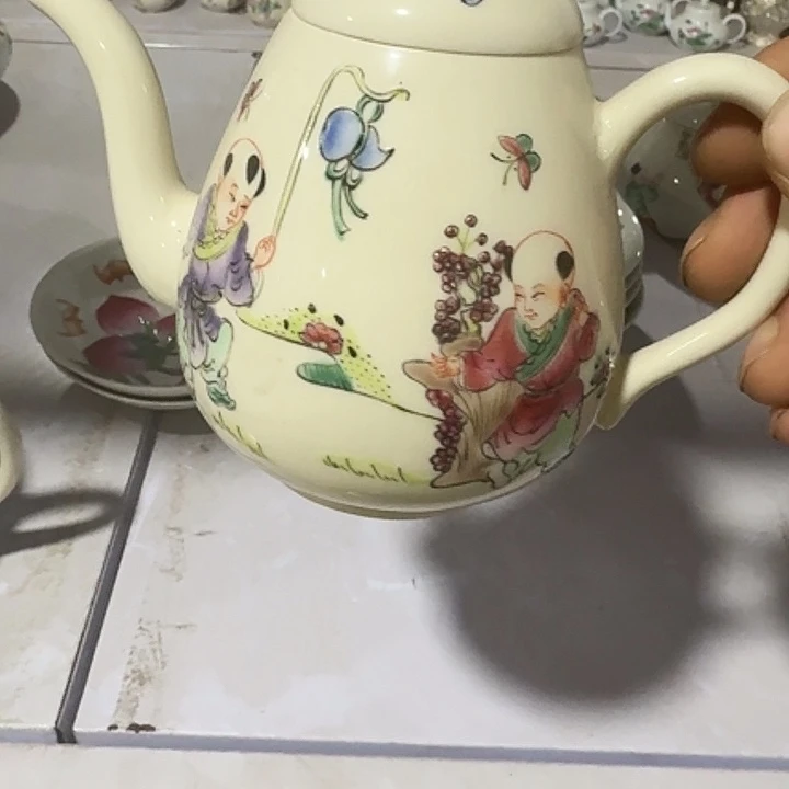 其他陶这两家店在一条马路附近停