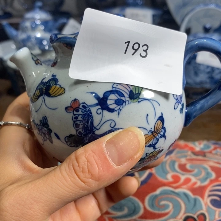 景德镇手绘蝴蝶茶壶