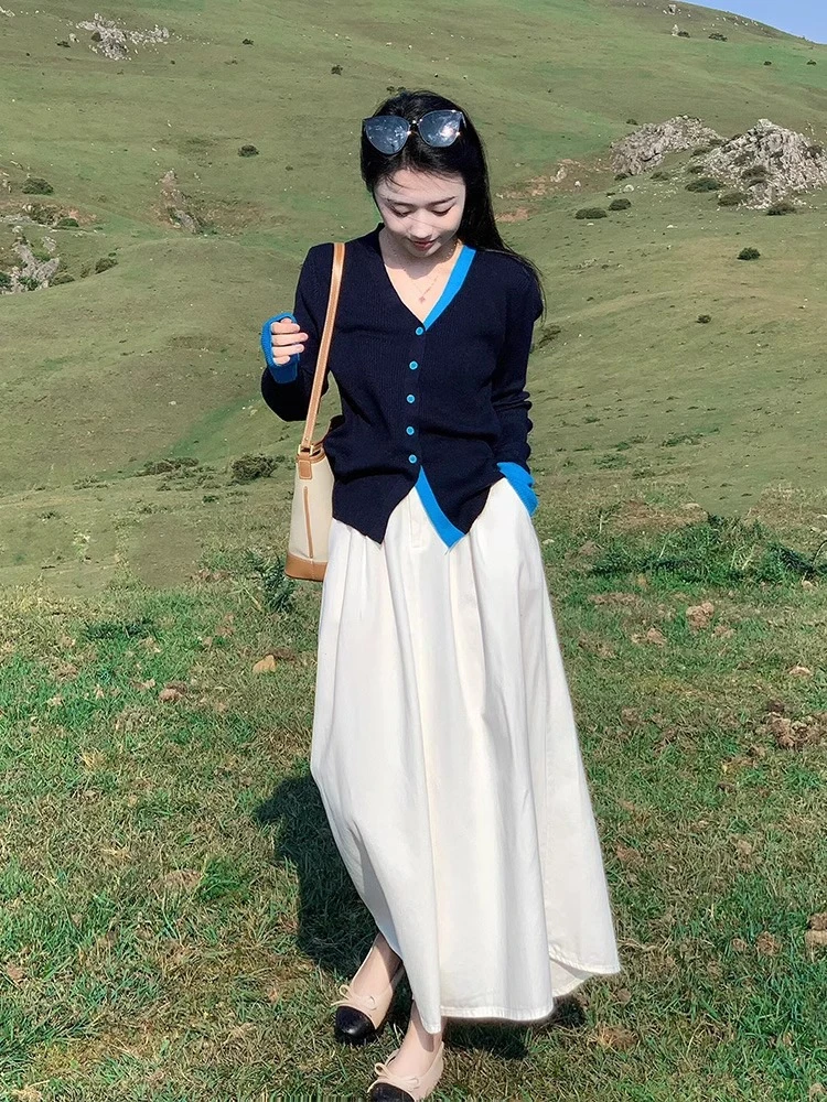 早春2025新款韩系穿搭撞色拼接V领外搭蓝色针织开衫半身裙套装