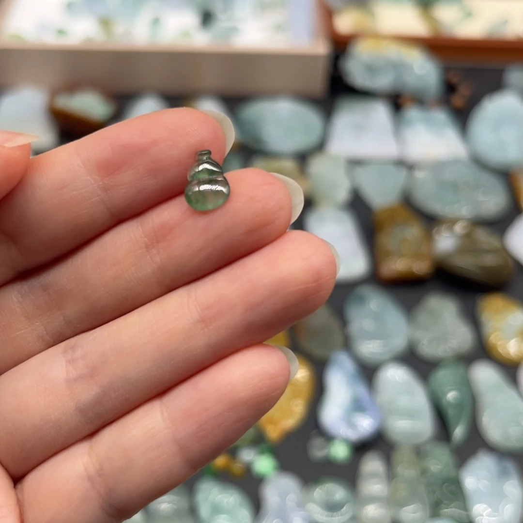 翡翠未镶嵌颈饰葫芦