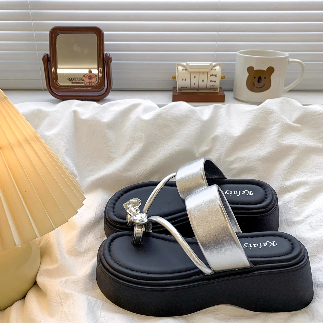 超火高级感套趾水钻凉拖鞋女2025新款夏季小个子厚底增高沙滩凉鞋