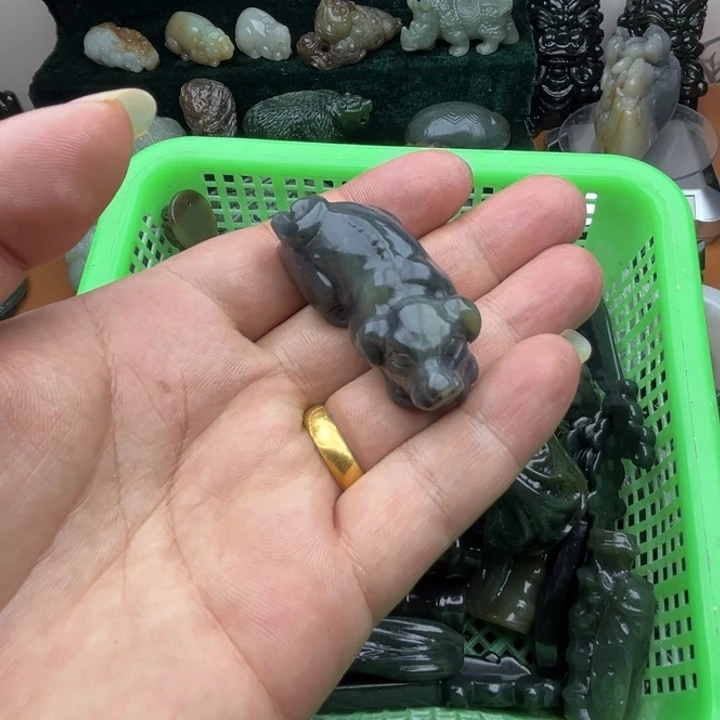 和田玉未镶嵌把件