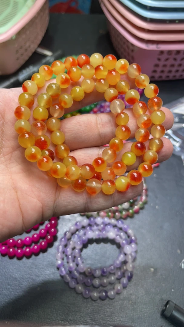 D  913  卡8 三圈黄底飘红花手串