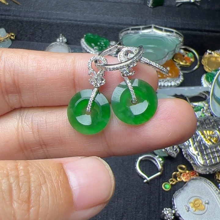 朱***晶翡翠18K金镶嵌耳饰