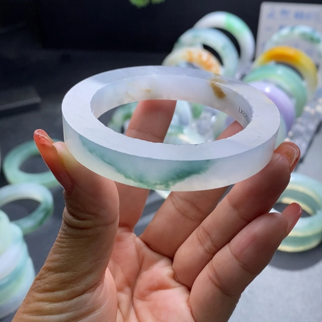 定制翡翠未镶嵌翡翠手镯