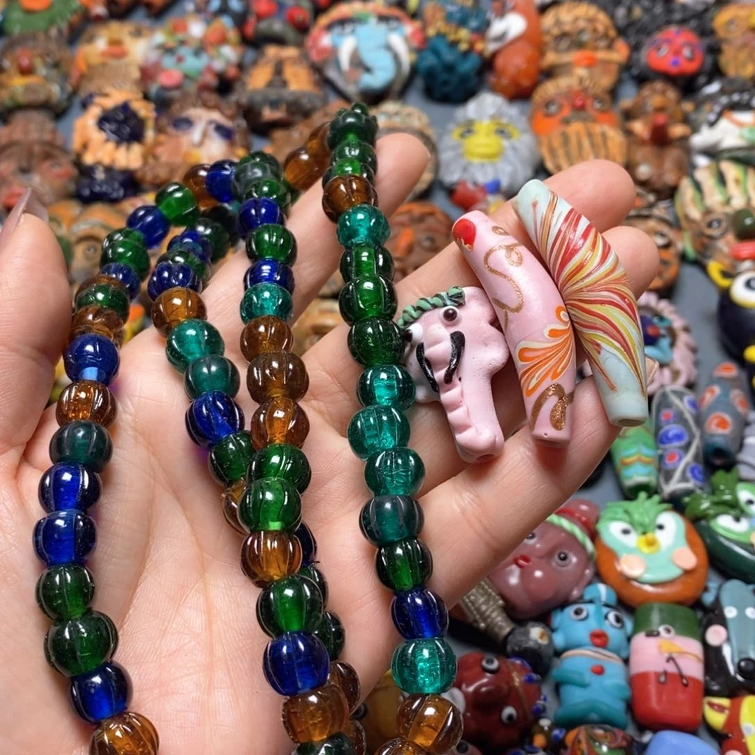 琉璃颈饰印度尼西亚童妹妹拍