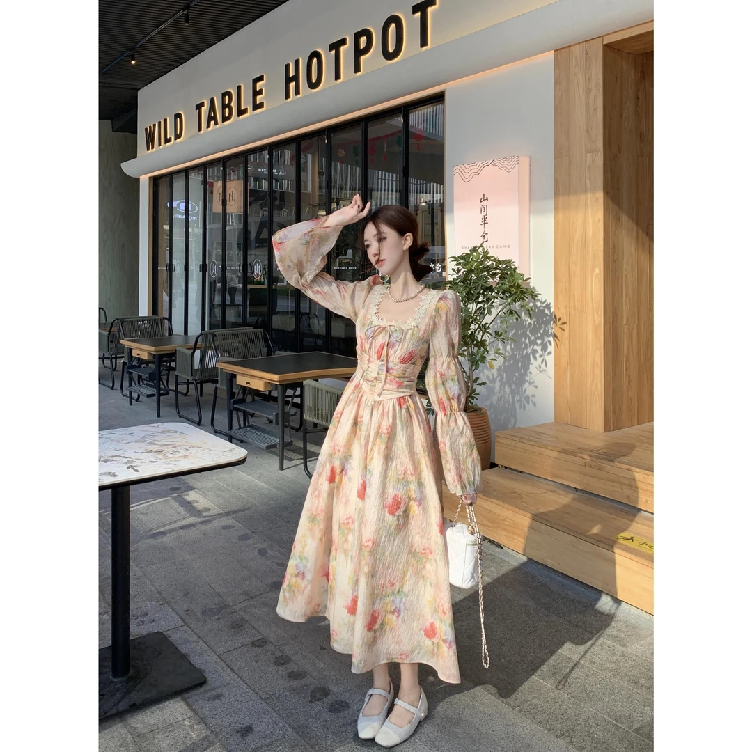 2025年复古法式长款收腰花边方领显瘦遮肚连衣裙