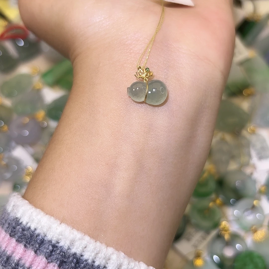 翡翠18K金镶嵌颈饰葫芦