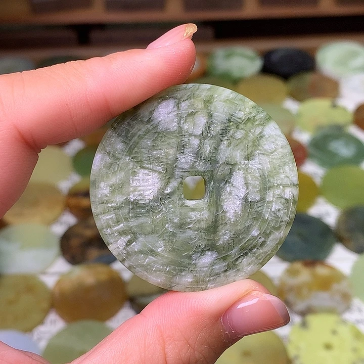 蛇纹石玉未镶嵌吊坠