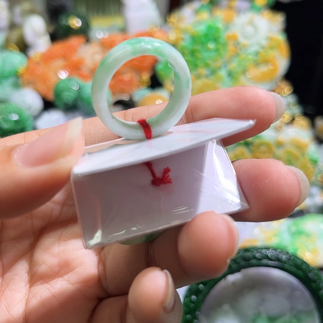 翡翠未镶嵌颈饰待编织