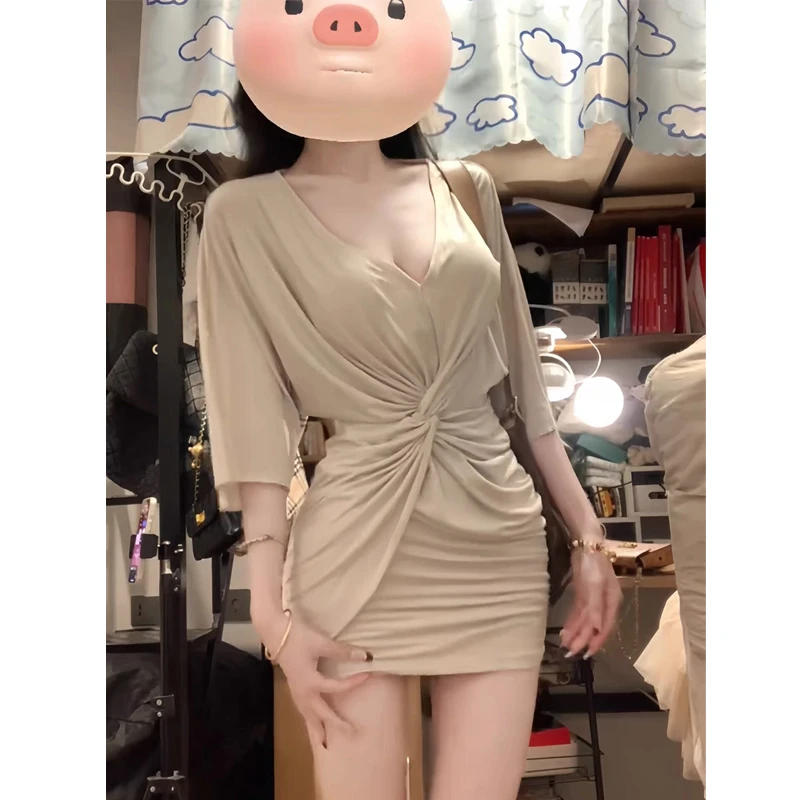 七分袖纯欲辣妹风V领短袖连衣裙女夏季新款收腰褶皱弹力包臀短裙