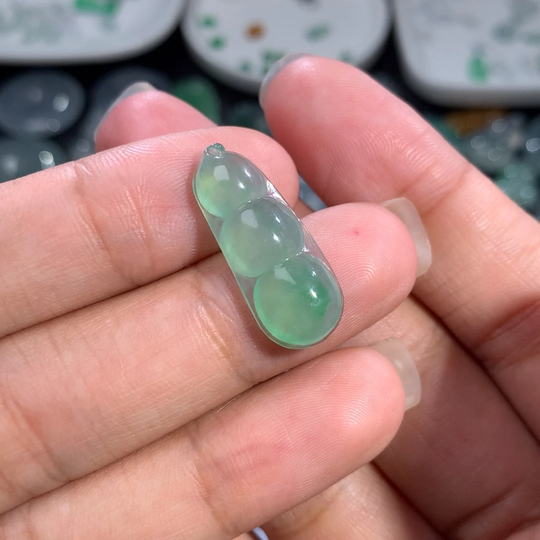 翡翠裸石未镶嵌冰绿豆