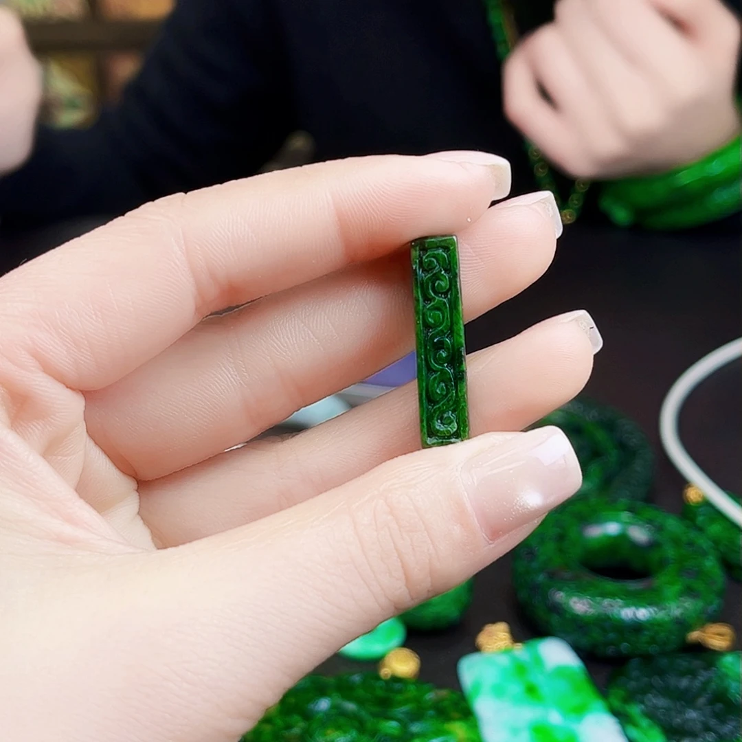 颈饰未镶嵌翡翠多样性