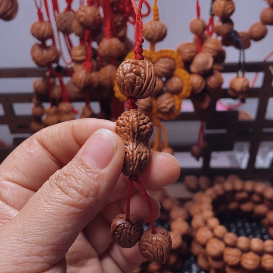 木质类龙纹桃枭挂件