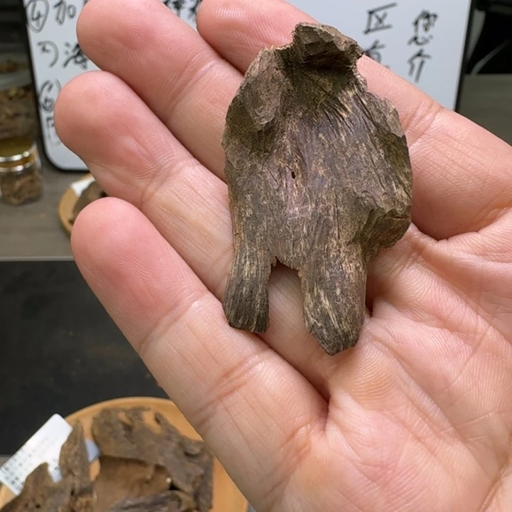 东马沉水1.4克。