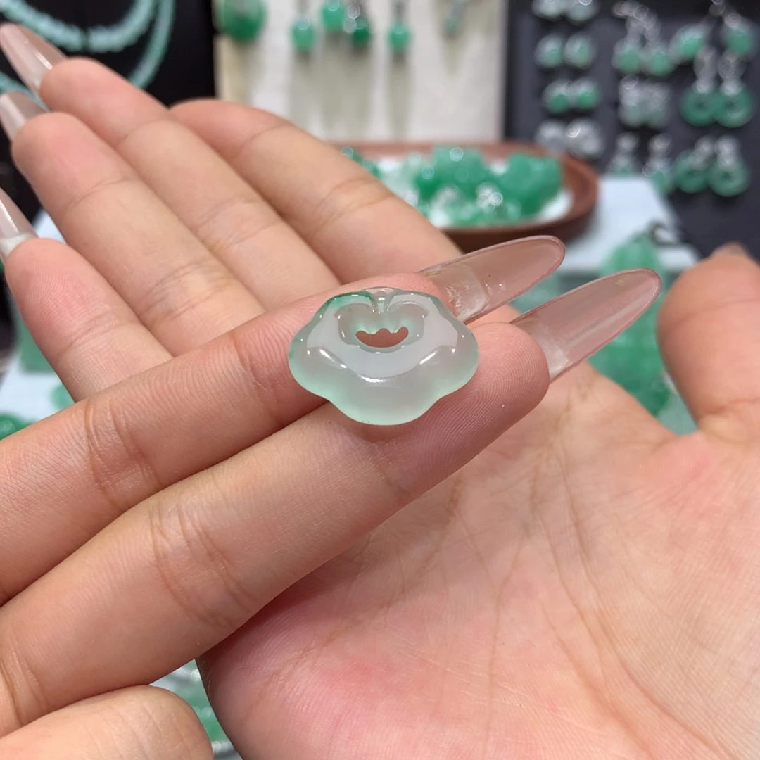 石英质玉（非洲翠）未镶嵌颈饰