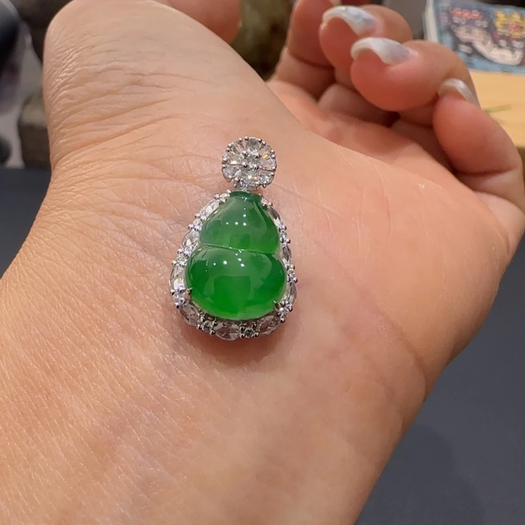 颈饰18K金镶嵌翡翠葫芦