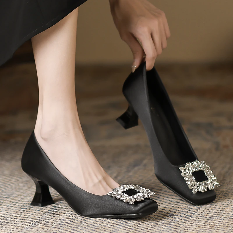 气质水钻黑色职业高跟鞋女粗跟2025春夏新款百搭方头5cm通勤单鞋
