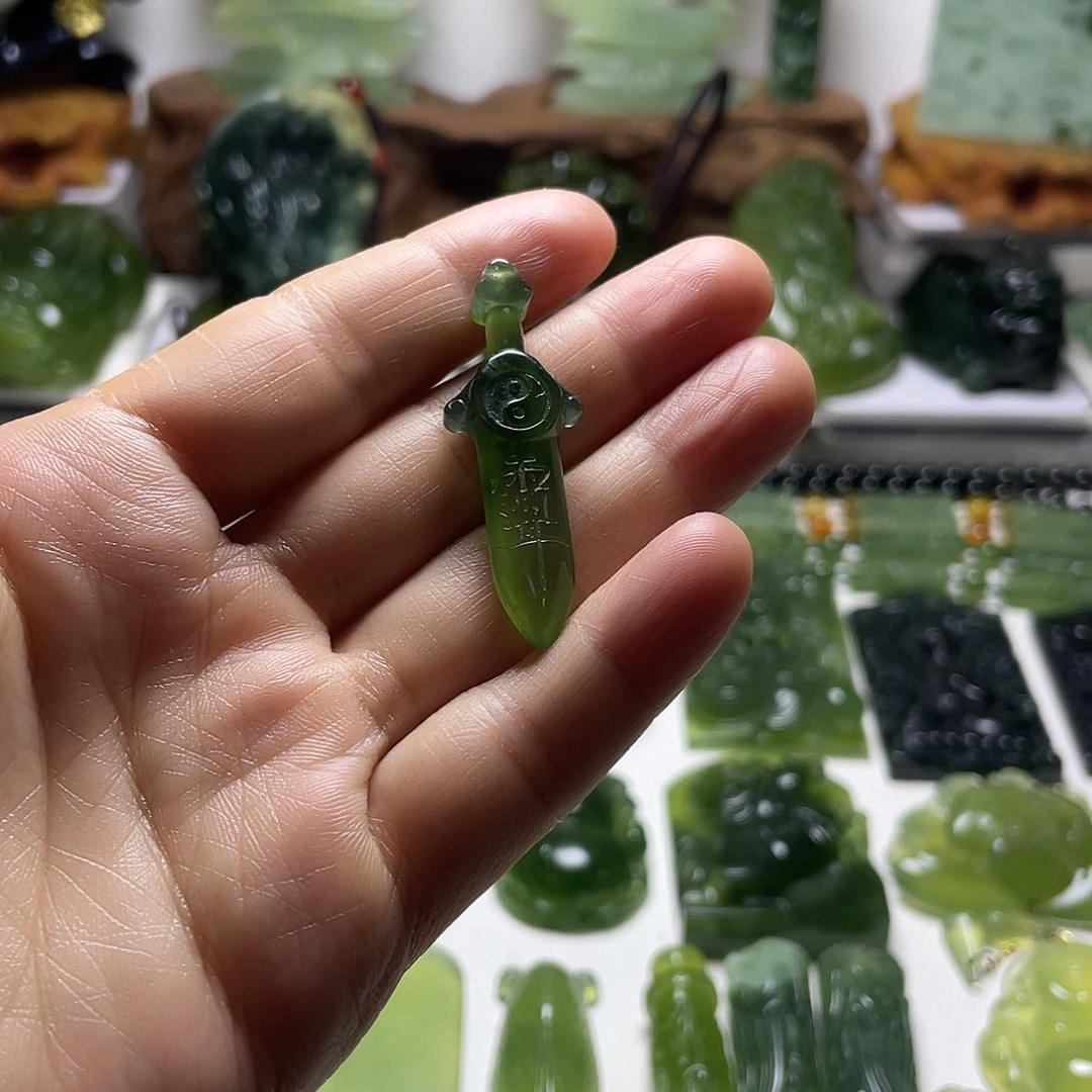 蛇纹石玉未镶嵌颈饰