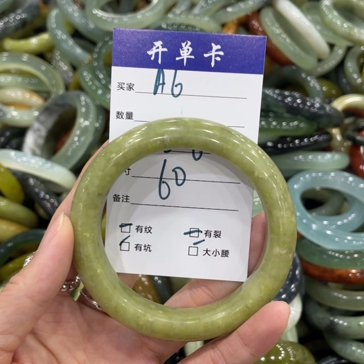 蛇纹石玉未镶嵌手镯多样性