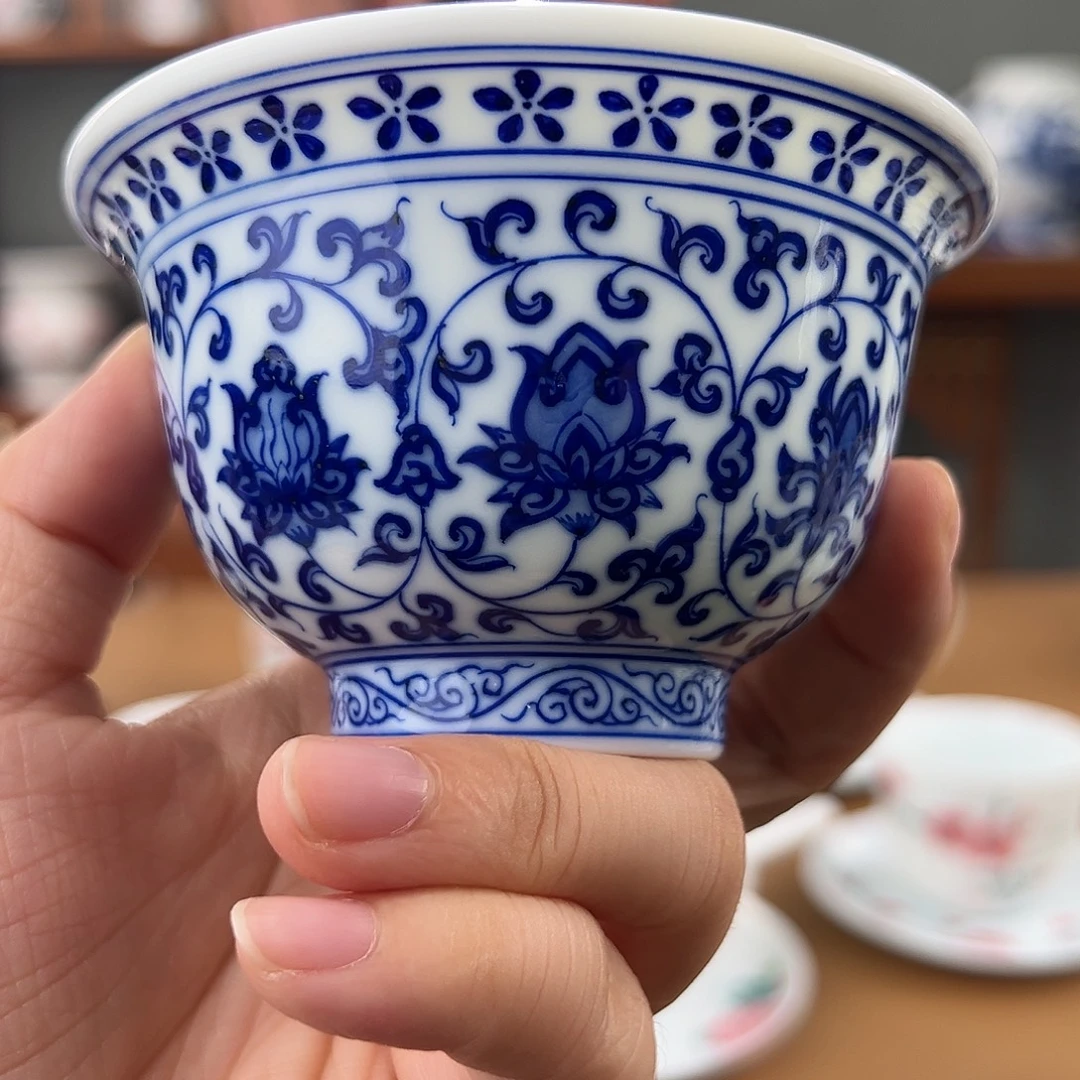 青花缠枝莲压手杯（内绘花心）
