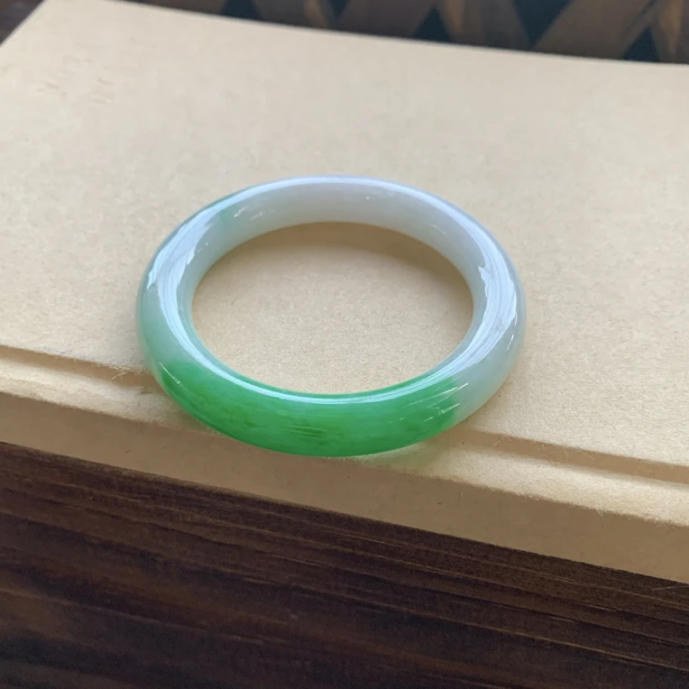 高品质冰润细腻辣阳绿圆条手镯，天然翡翠缅A圈口53.3-10-9.8，完美