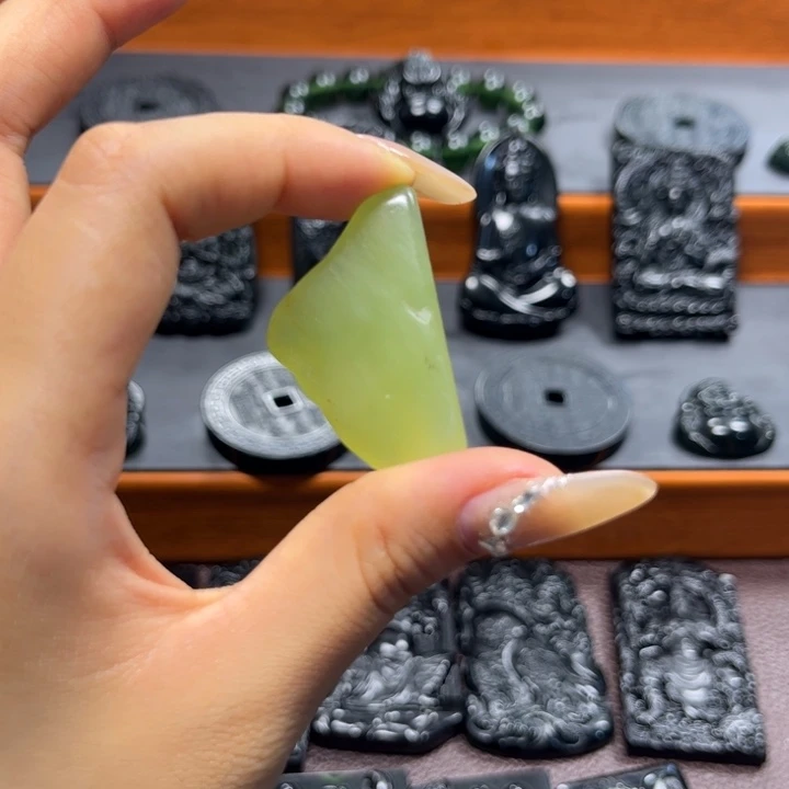 ****缘蛇纹石玉未镶嵌颈饰