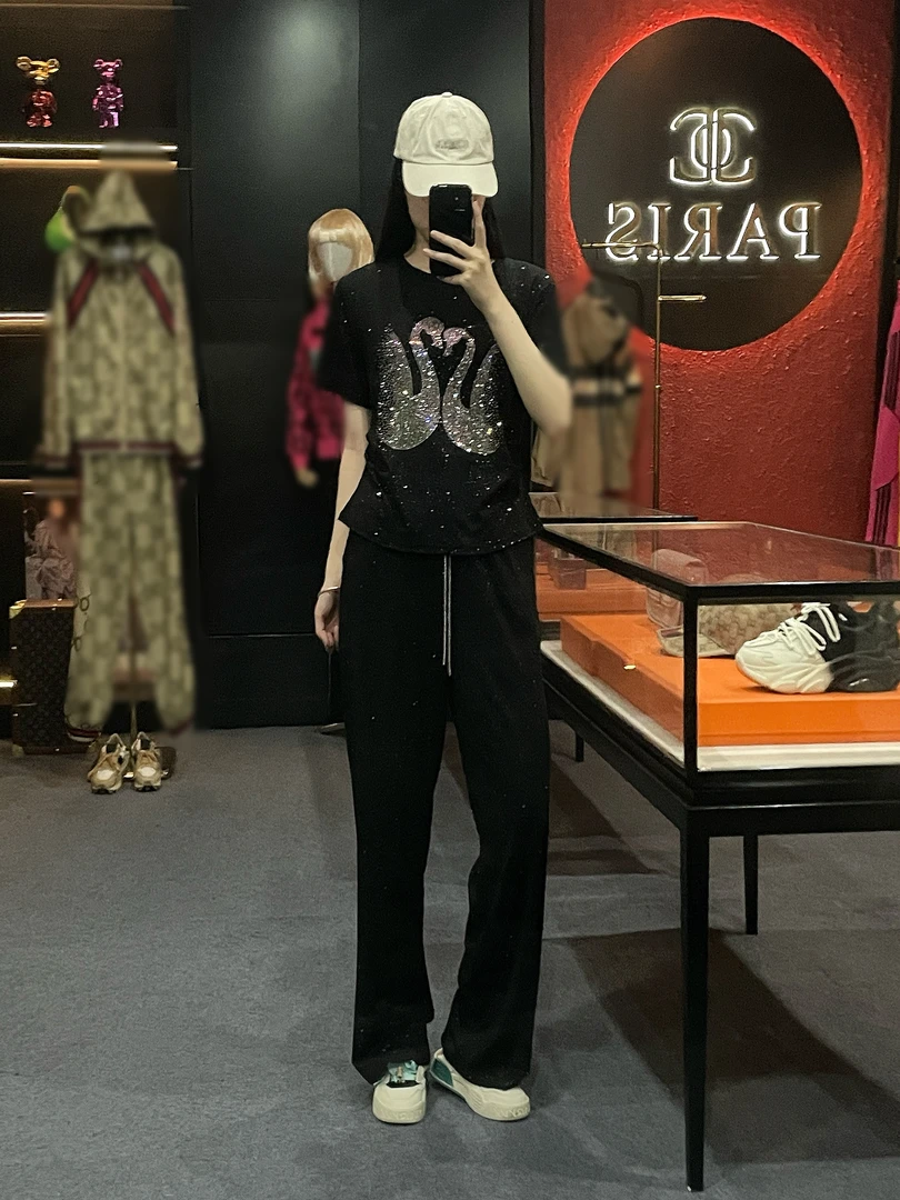 【编码B30】2025春夏款设计师时尚减龄遮肉轻奢镶钻休闲套装1010