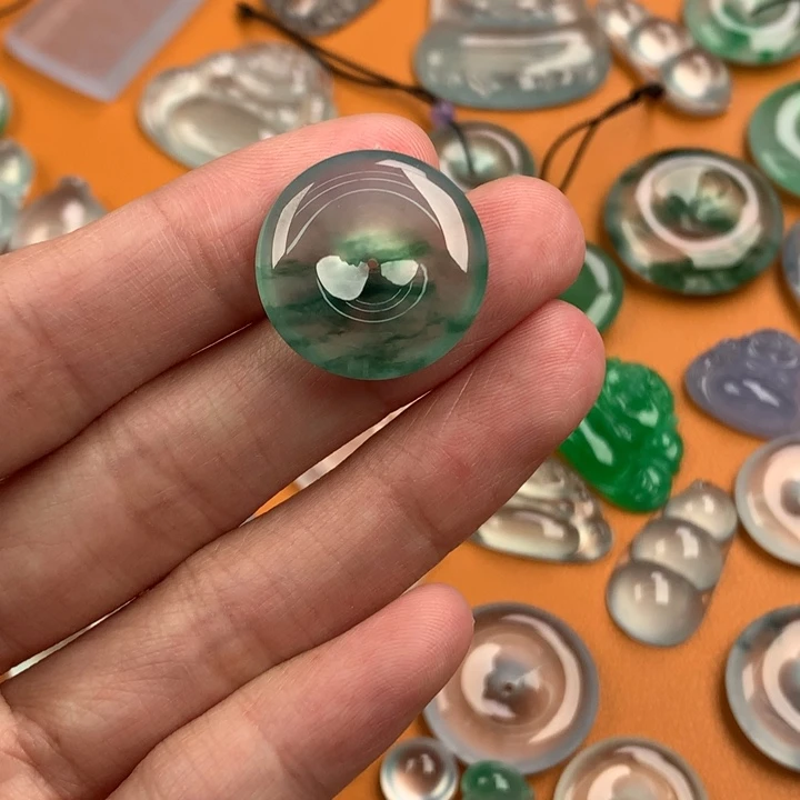 翡翠挂件未镶嵌…..