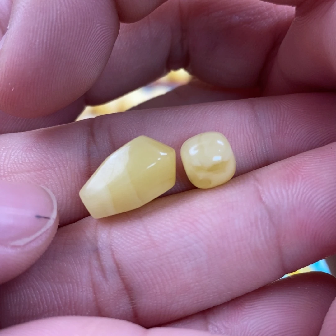 L***a蜜蜡未镶嵌裸石配饰