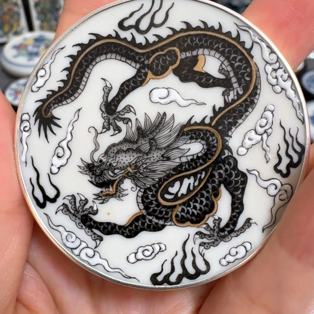 用***9瓷片墨彩龙挂件一个