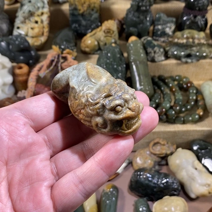 未镶嵌透闪石质玉挂件