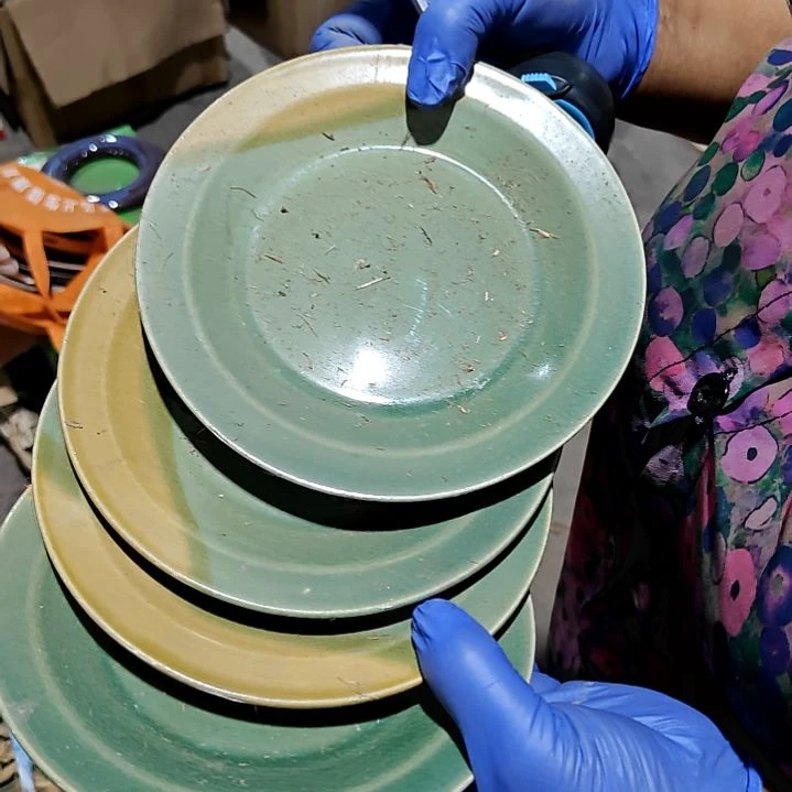 瓷片盘子碗茶壶啥都有