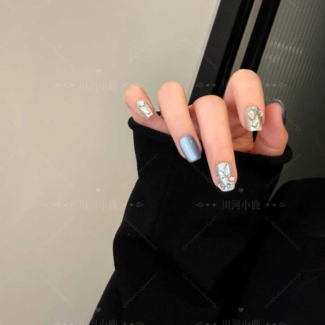 川河小鹿【蓝风铃】纯手工蓝色简约气质冰透蓝白色穿戴甲魔镜粉设计