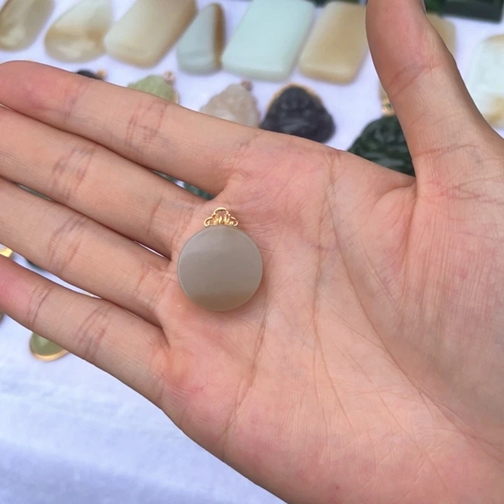 颈饰18K金镶嵌和田玉