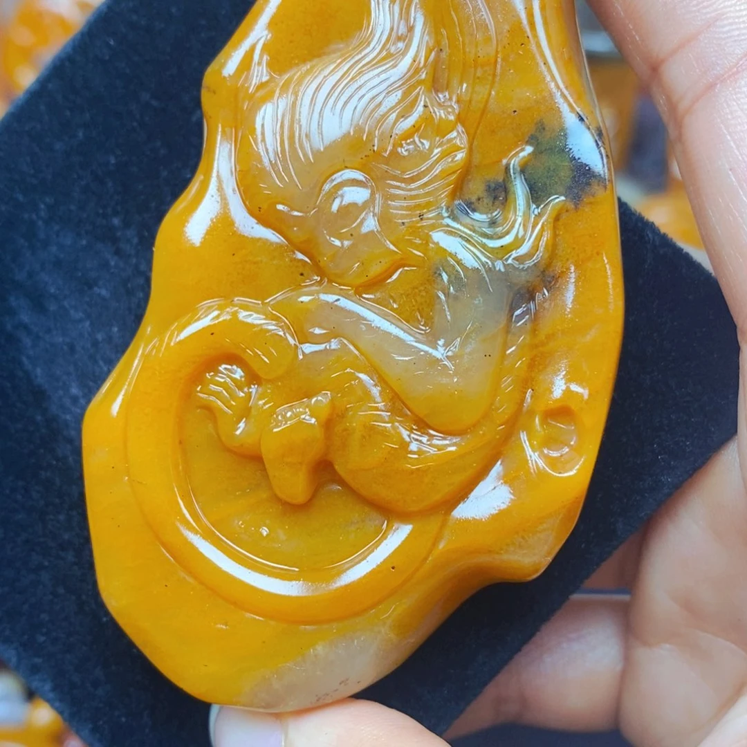 未镶嵌石英质玉（黄龙玉）颈饰