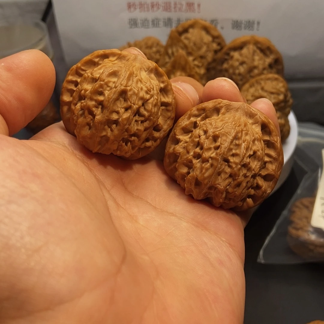 文玩核桃吊坠红狮子38全品