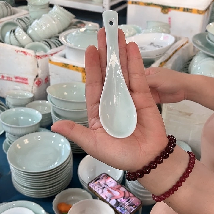 澄***园陶瓷小勺6个，微瑕包邮