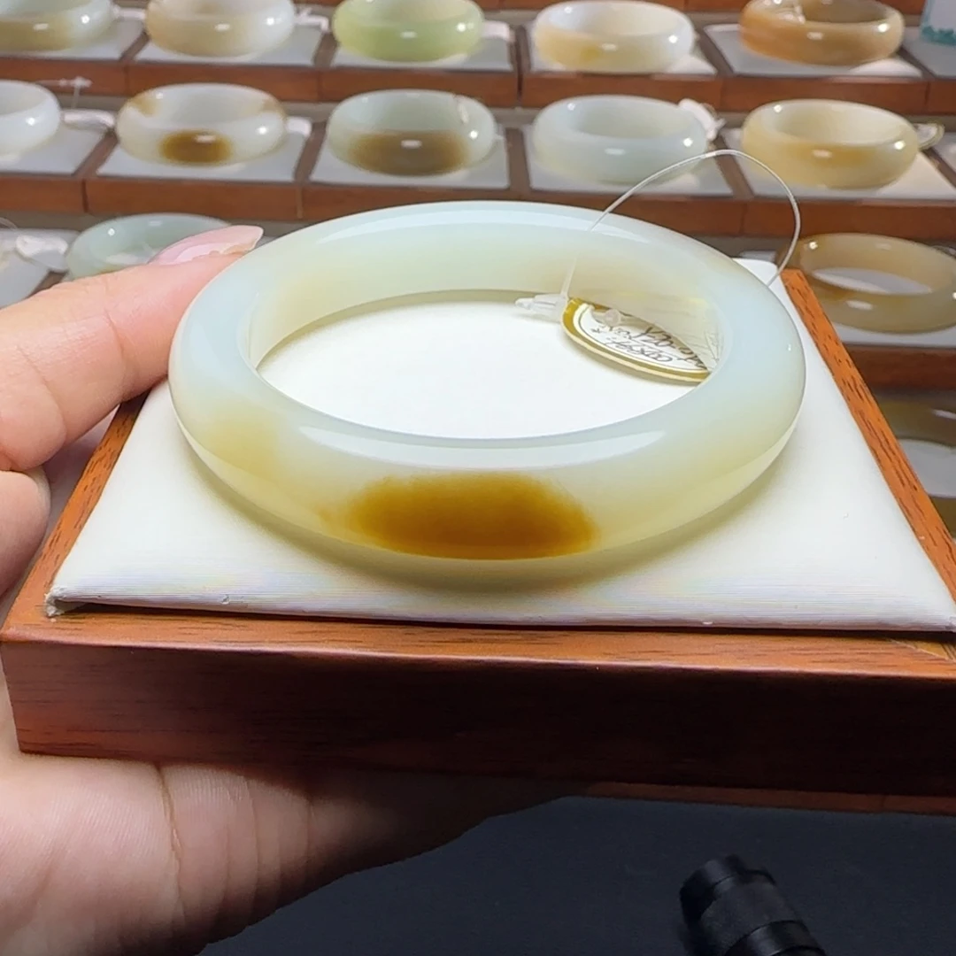 和田玉未镶嵌手镯